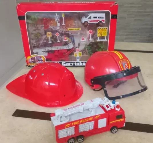 Brinquedos Bombeiros Desapego Usados Kit carrinhos + carrinho avulso + 2 chapéus