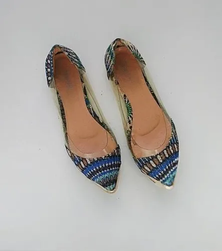 sapatilha com detalhe de tecido estampado de laise + lateral transparente