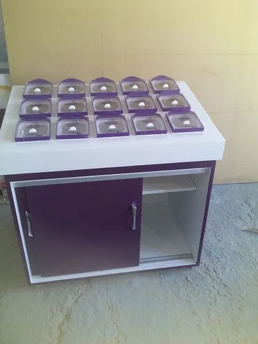 Balcão mix com duas portas de correr com as tampas de acrílico e os potes de plástico 