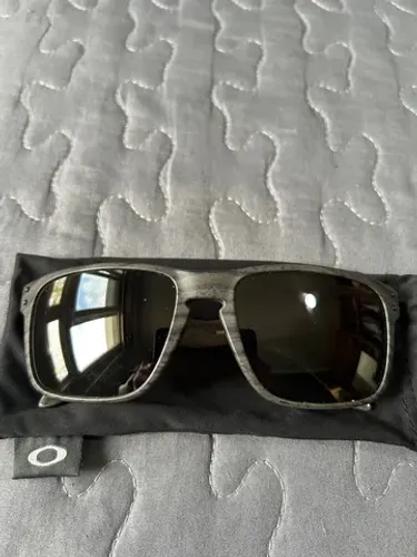 Oakley Holbrook 