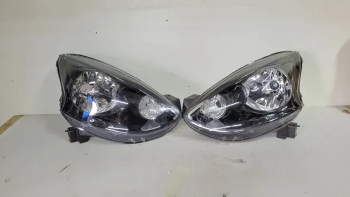 Farol nissan new march máscara negra