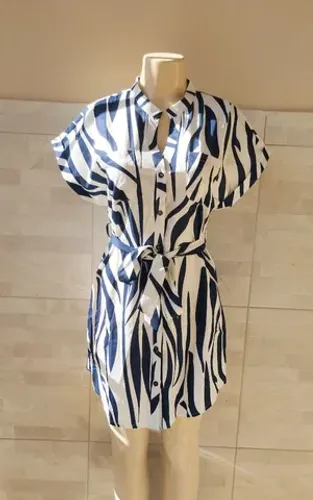 NOVO: Vestido em poliéster com botões e amarração M