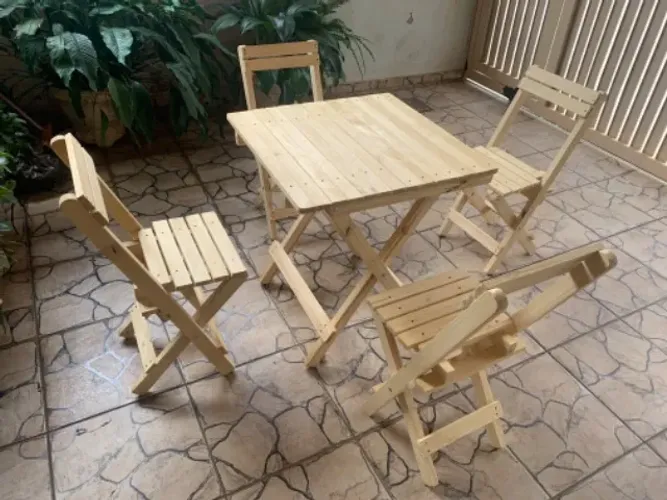 Conjunto de mesa e cadeiras dobráveis