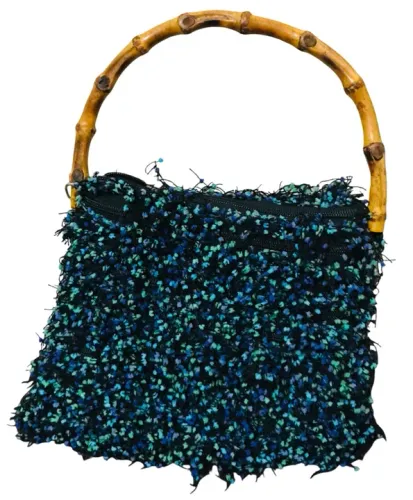 Bolsa feminina de mão, alça de bambu natural e feita em tecido desfiado artesanal