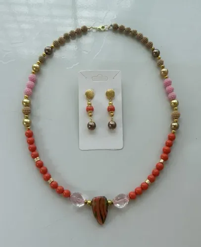 Conjunto 02, com colar e brincos. Artesanal.