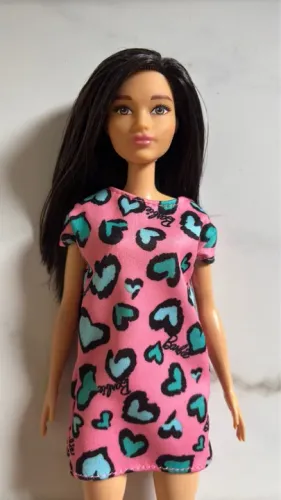 Boneca Barbie com vestido de coração ASIÁTICA