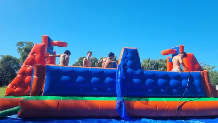 FUTEBOL DE SABÃO COM VÔLEI E BASQUETE (Temos: Pula pula peq. e méd, piscina de bolinhas)