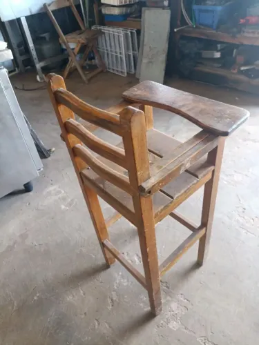 Cadeira alta de madeira com apoio para refeições