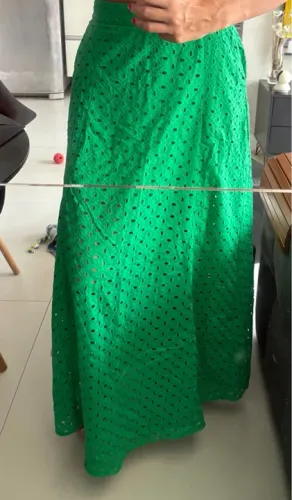Saia verde de renda bordada