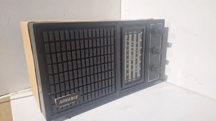 Rádio de mesa advance transistor 127V anos 70 funcionando, somos loja 269,00 Pix - 1404