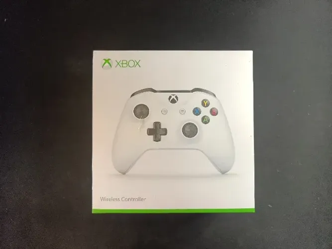 Caixa original do controle padrão do Xbox One S (modelo branco).