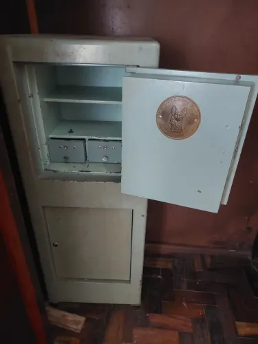 Cofre Antigo de Aço