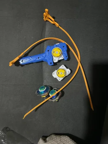 Beyblade Burst - Kit Completo com 2 Lançadores + arena