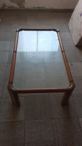 Mesa de centro em madeira com tampo de vidro