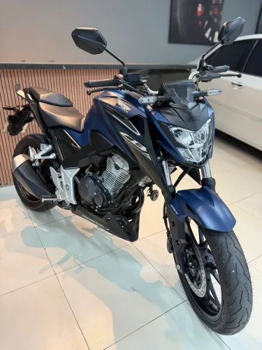 CB300F 2025 APENAS 3 MIL KM 