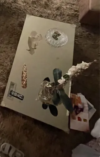 Mesa de centro 1,40 x 0,70 x 0,30 está com vido ao lado trincada