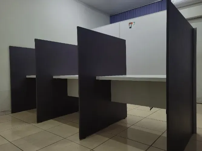 Balcão de Atendimento em MDF Beringela/ Branco com 03 Posições