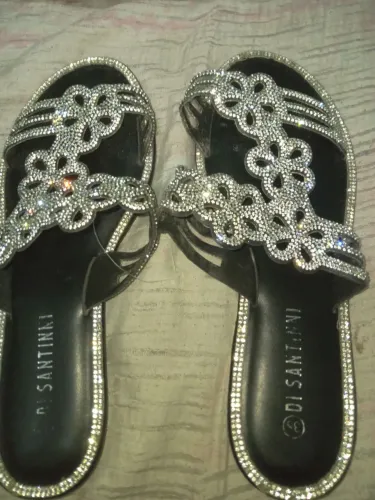Sandalia  nova, com strass!50 reais! + brinde!