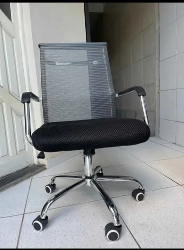 Giratória BEM conservada com encosto reclinável.