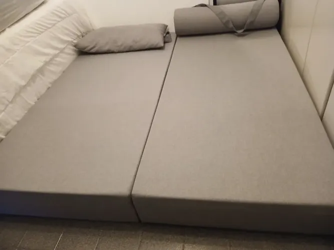 Cama dobrável cinza com almofada