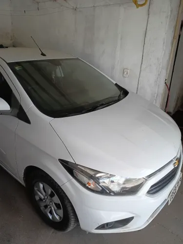 Carro Onix 1.0 é a LT cor branca vidro elétrico trava elétrica Direção elétrica e air bag