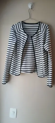 Blazer listrada em preto e branco