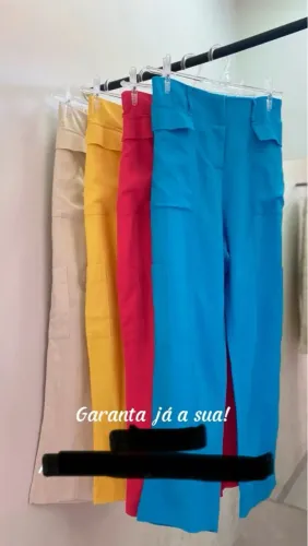 Calça azul com bolsos laterais