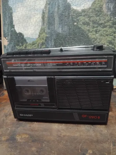Radio cassete record sharp GF1790 B, funcionando radio e tape. Ler discrição.