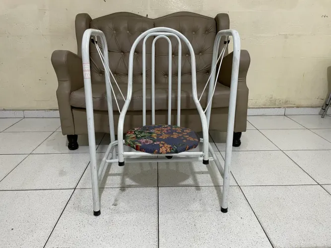 Cadeira de Balanço Infantil de Metal