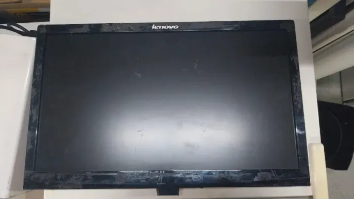Lote de 33 monitores Lenovo de 19 polegadas