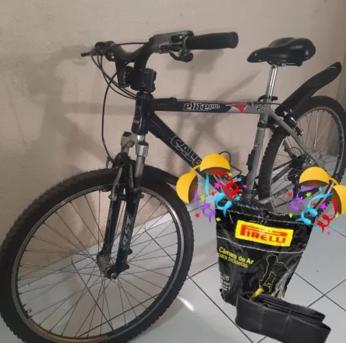 Bicicleta de marcha segunda mão, com paralama e descanso, + uma câmara de ar de brinde.