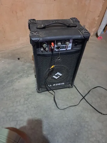 Caixa amplificada  entrada de pendrive e microfone 