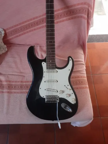 Guitarra estrato especial series t735