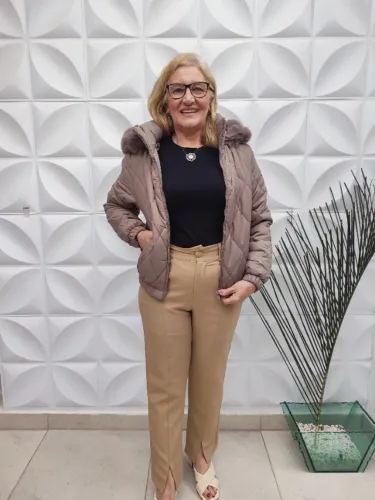 Jaqueta Puffer Feminina com Capuz de Pelúcia - Inverno Quentinho com Estilo