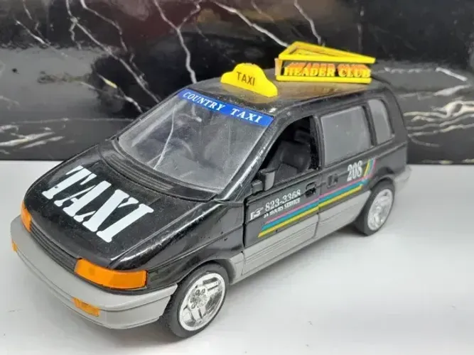 Miniatura Mitsubishi Space Runner Sunnyside 1:24 Táxi