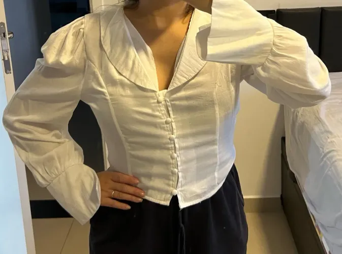 Blusa branca P com mangas bufantes