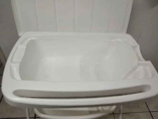 Banheira de Bebê Burigotto Splash+ com Suporte e Trocador Branca