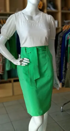 saia social verde e blusa em viscose off white