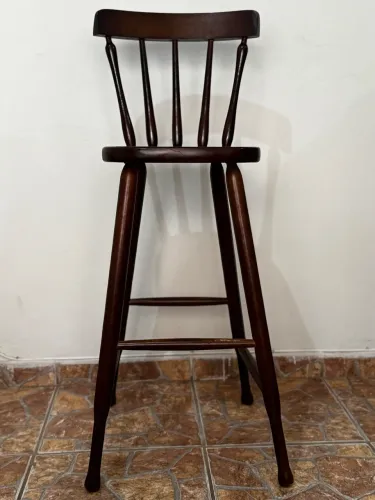 Banqueta alta de madeira