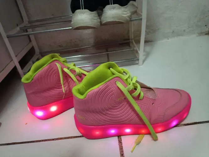 Vendo tênis infantil n°33/34  rosa
