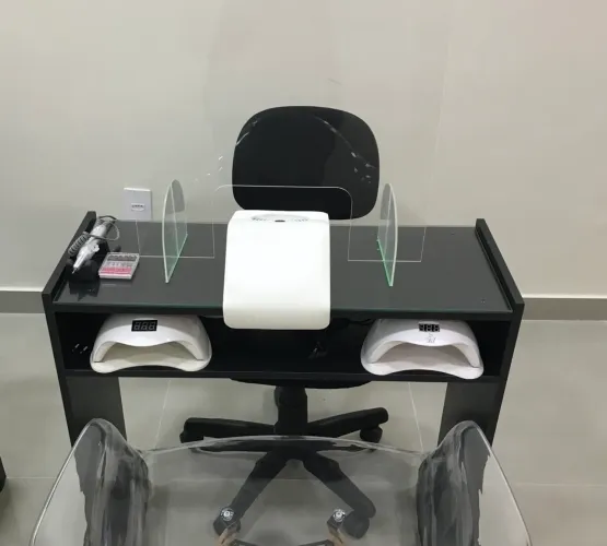 4 Mesas com tampo de vidro para atendimentos e cursos 