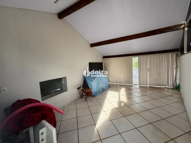 Casa residencial com 4 quartos disponível para locação e venda no bairro Fundinho em Uberl