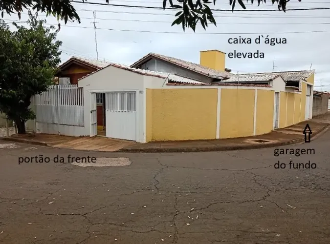 Venda: Casa em Aguaí - SP, em pequeno condomínio fechado, de esquina.