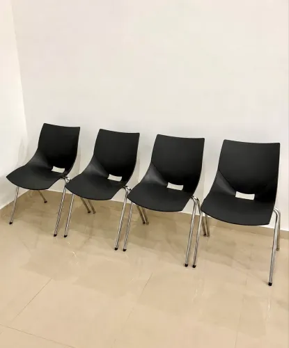 Kit 4 Cadeiras Concha Preta Base Cromada - Empilhável (Recepção/Escritório)