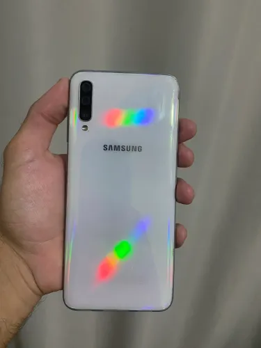 Samsung A70 bem conservado, poucas marcas de uso. Acompanha carregador.