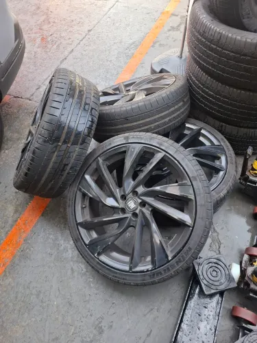 Vendo Rodas e Pneus Aro 20 para Fiat Fastback