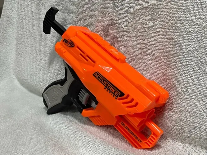Nerf Elite Quadrant Accustick Strike (usado)