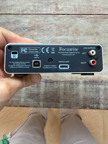 Interface de Áudio Focusrite iTrack Solo + Cabo Device Link Original