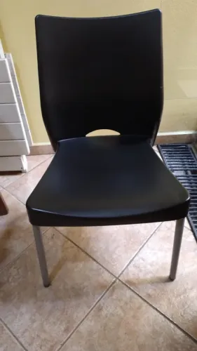 Cadeira Escritório Ou Sala de Estar De Plástico com Pés de Alumínio Preta