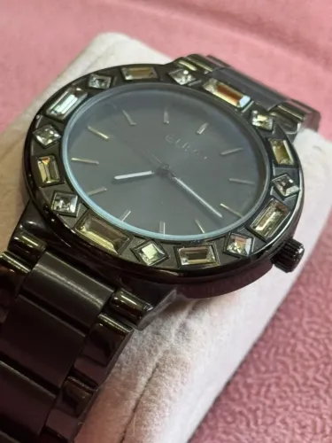 Relógio Euro preto com detalhes brilhantes no aro